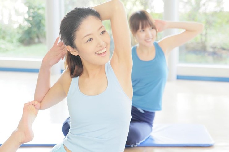 ヨガを習う女性